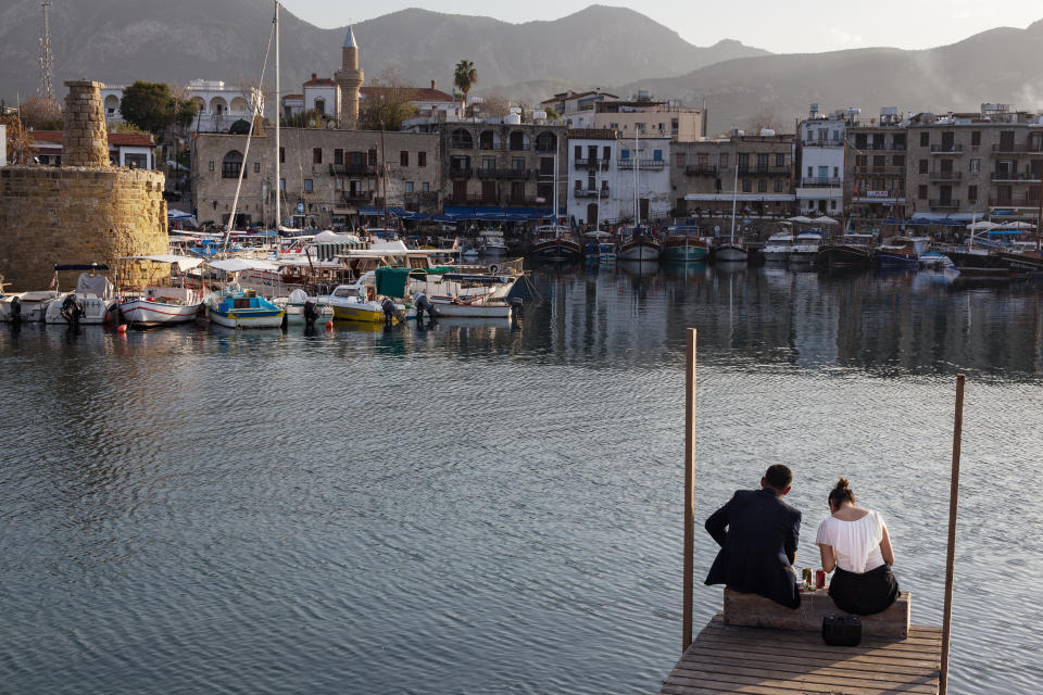 <p>Im östlichen Mittelmeer liegt das beliebte Urlaubsziel Zypern. Knapp eine Million Menschen leben auf der Insel; ein paar von ihnen sind erst nach dem Kauf eines entsprechenden Passes zu Zyprioten geworden. Dieser Pass hat sie satte zwei Millionen Euro gekostet. </p>