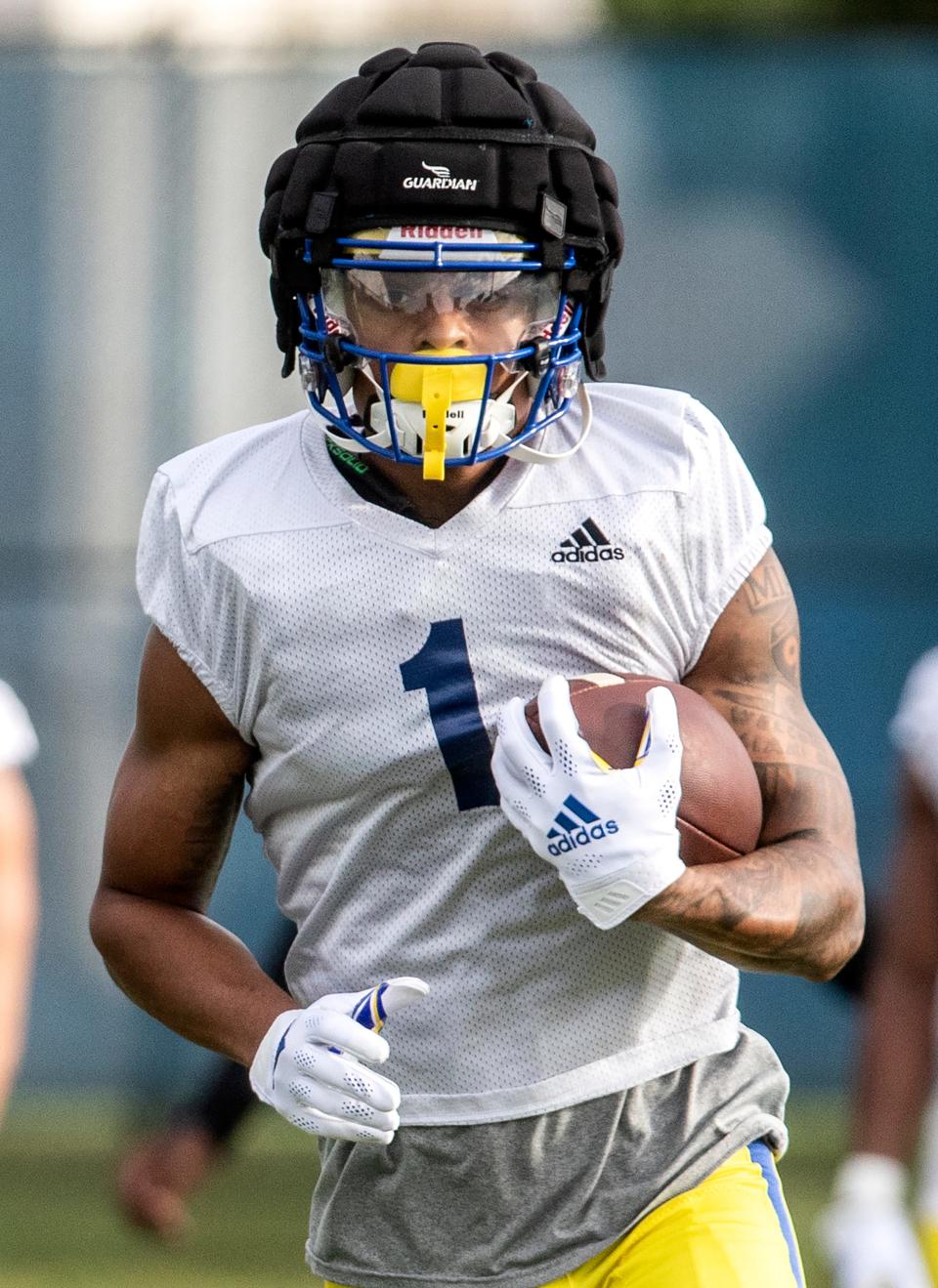 Delaware Blue Hens wide receiver Thyrick Pitts (1) runs the ball during the first preseason football practice at the University of Delaware football practice field on Friday, Aug. 5, 2022.