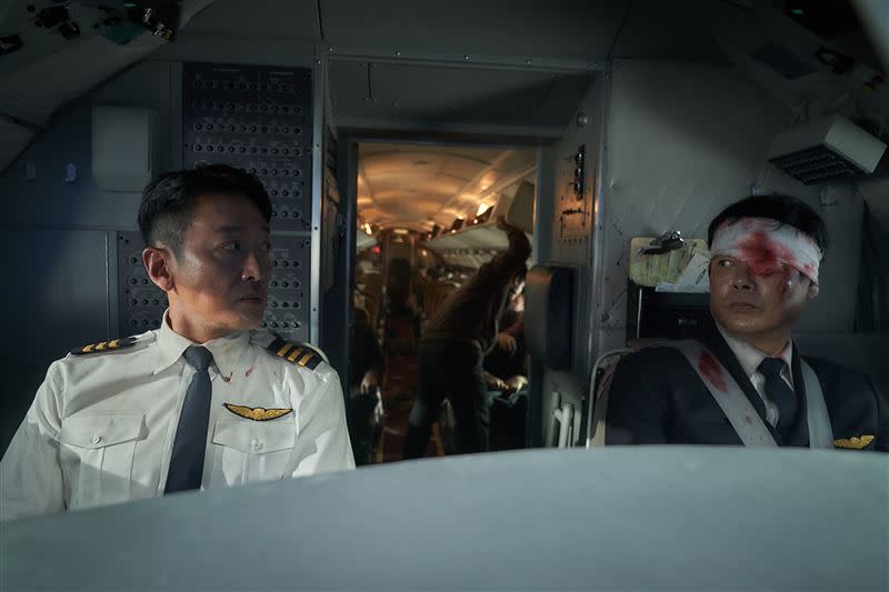 河正宇（左）在《亡命機劫》遇到劫機事件。（圖／索尼影業提供）