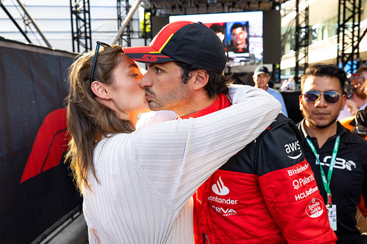 Carlos Sainz Jr con su novia Rebecca 