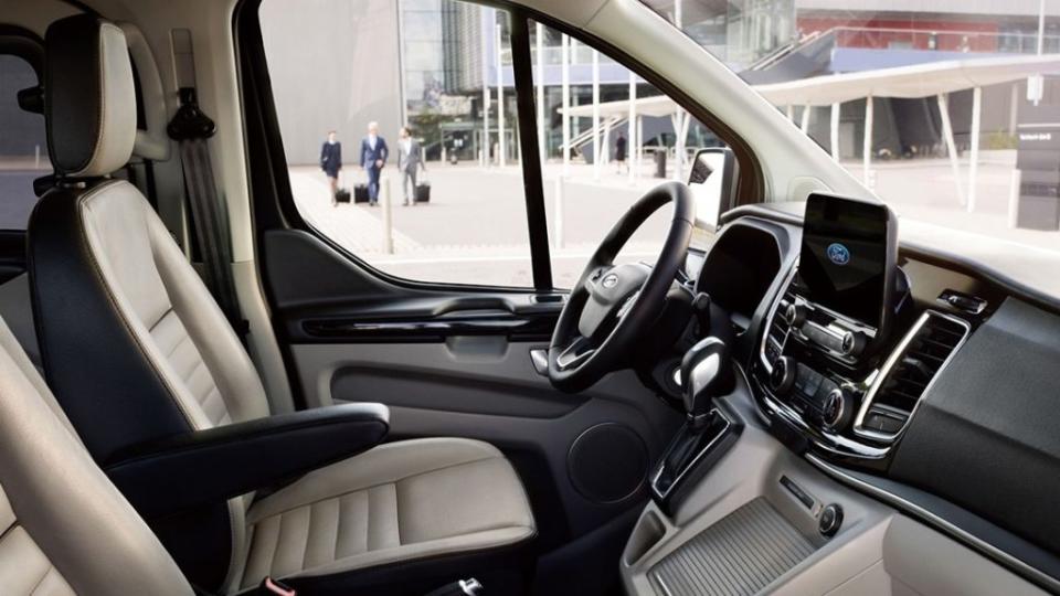 內裝設計方面則是與Kuga相當神似，我們在車上可以見到三幅方向盤以及8吋液晶螢幕配合SYNC 3娛樂系統。(圖片來源/ Ford)