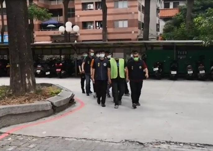 台中市警方破獲一起暴力集團，其中一名林姓小弟還曾擔任國片臨演扮演黑道。（翻攝畫面）