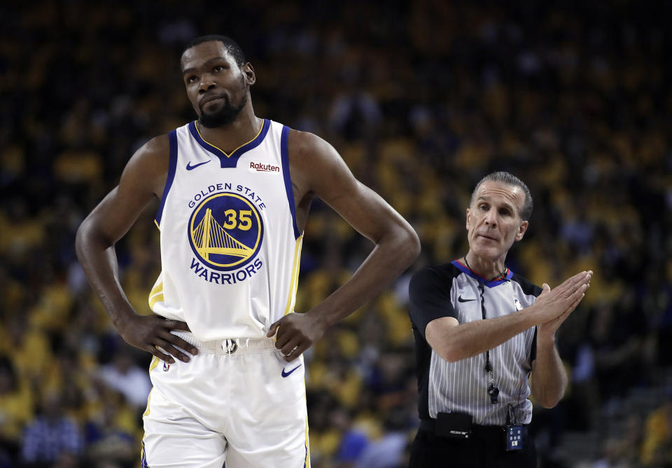 ARCHIVO - En esta foto de archivo del 8 de mayo de 2019, el jugador de los Warriors de Golden State, Kevin Durant (35), se aleja del árbitro Ken Mauer durante la primera mitad del quinto juego de una serie de segunda ronda de los playoffs de la NBA contra los Rockets de Houston, en Oakland, California. (AP Foto/Ben Margot, Archivo)