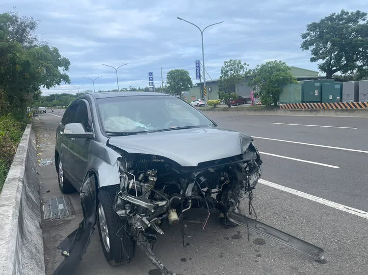 肇事車輛車頭幾乎全毀。讀者提供