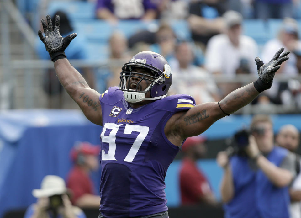 Everson Griffen, de los Vikings de Minnesota, festeja luego de lograr una captura en el encuentro del domingo 25 de septiembre de 2016 ante los Panthers de Carolina (AP Foto/Bob Leverone)