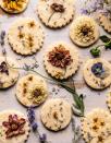 <p>Vous pouvez utiliser des fleurs fraîches qui sécheront durant la cuisson.</p><p>Découvrir la <a href="https://www.halfbakedharvest.com/lavender-lemon-sugar-cookies/" rel="nofollow noopener" target="_blank" data-ylk="slk:recette;elm:context_link;itc:0;sec:content-canvas" class="link ">recette</a></p><br>