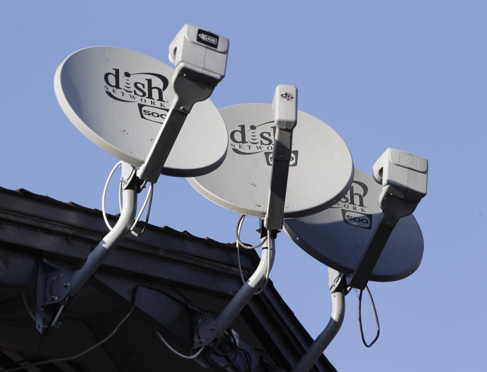 ARCHIVO - Antenas satelitales de Dish Network en un complejo de apartamentos en Palo Alto, California, el 23 de febrero de 2011. (Foto AP Photo/Paul Sakuma, archivo)