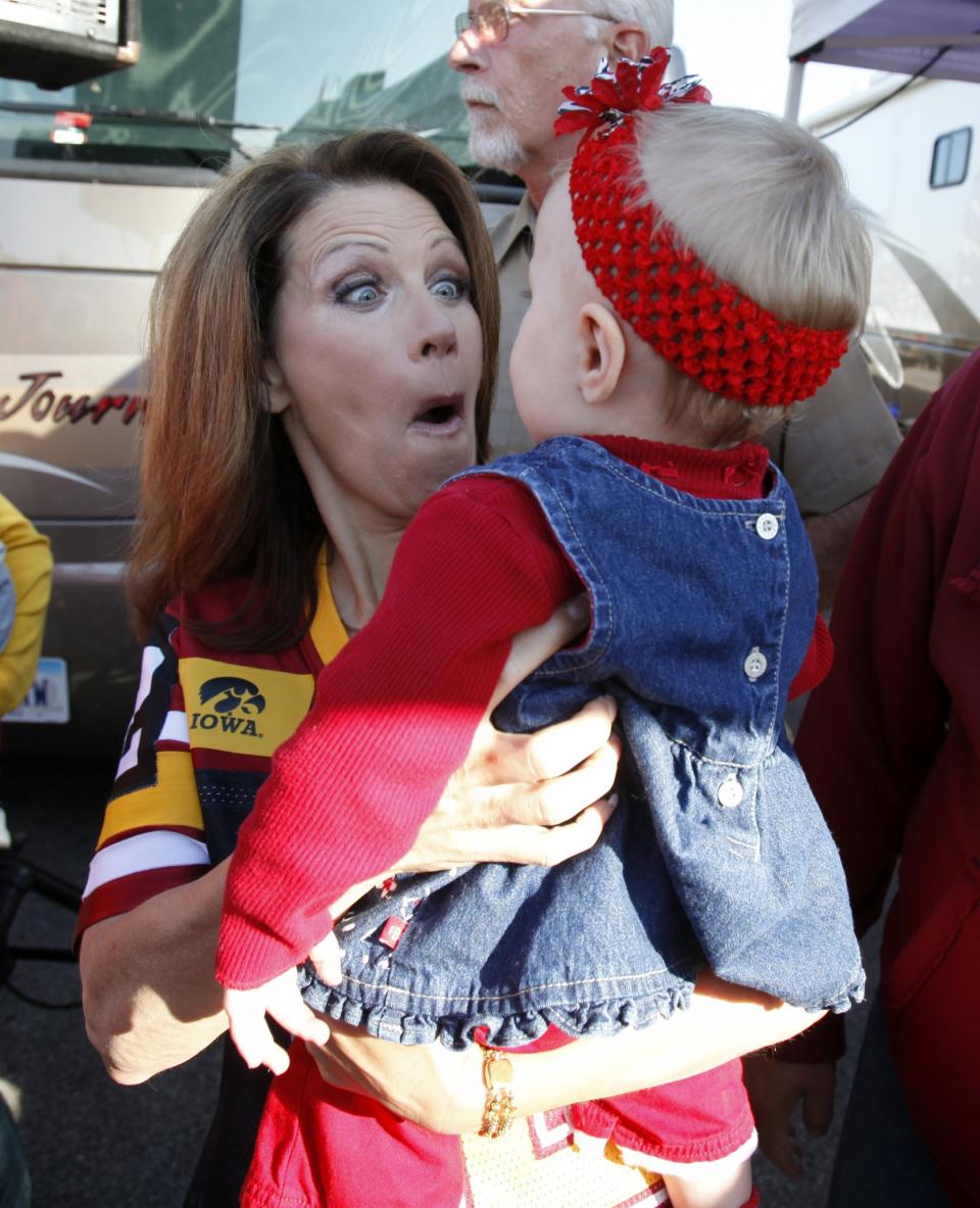 <p>Michele Bachmann am 10. September 2011 vor einem College-Football-Spiel in Iowa. (Bild: AP Photo/Charlie Neibergall) </p>