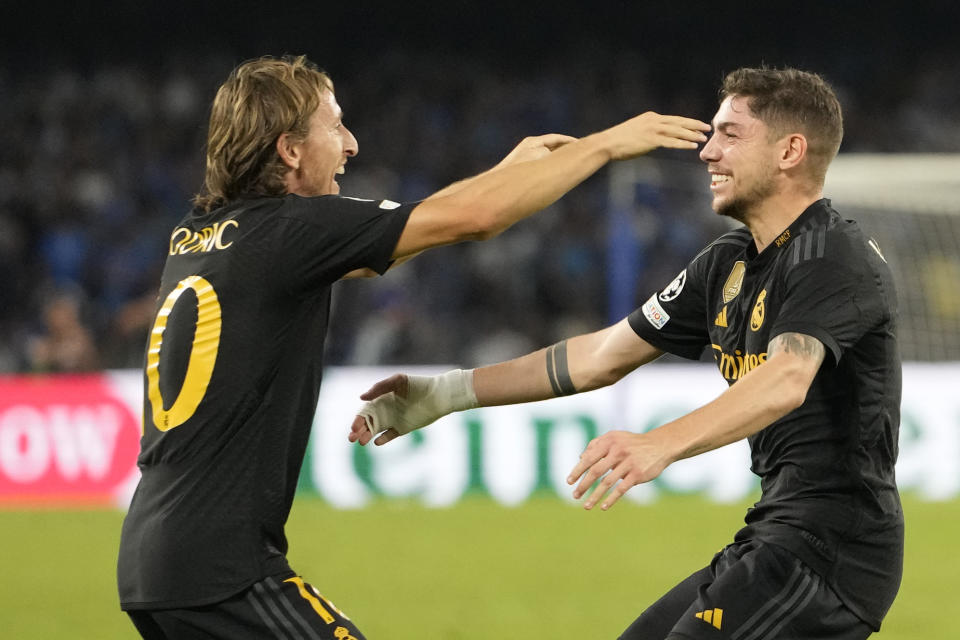 Luka Modric y Federico Valverde celebran el tercer gol del Real Madrid en la victoria 3-0 ante el Napoli en la Liga de Campeones, el martes 3 de octubre de 2023, en Nápoles. (AP Foto/Alessandra Tarantino)