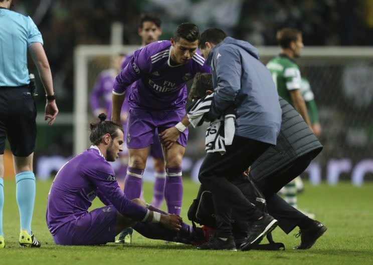 Gareth Bale tuvo que abandonar el terreno lesionado. Malas noticias para Zidane, a un par de semanas del Clásico. (AP Photo/Armando Franca)