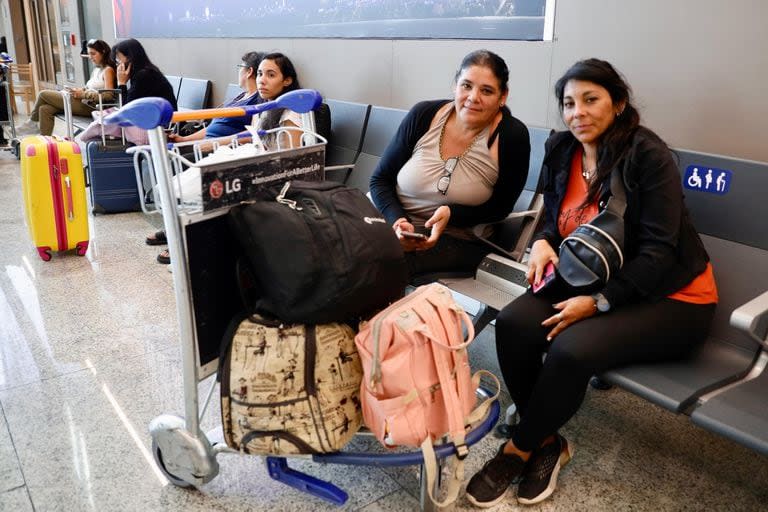 Pamela Maldonado y Marina delgado se hicieron amigas en el aeropuerto de Ezeiza