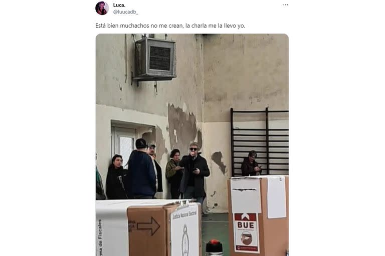 Luego de su tuit original, el usuario agregó una foto de Ricardo Darín en un centro de votación