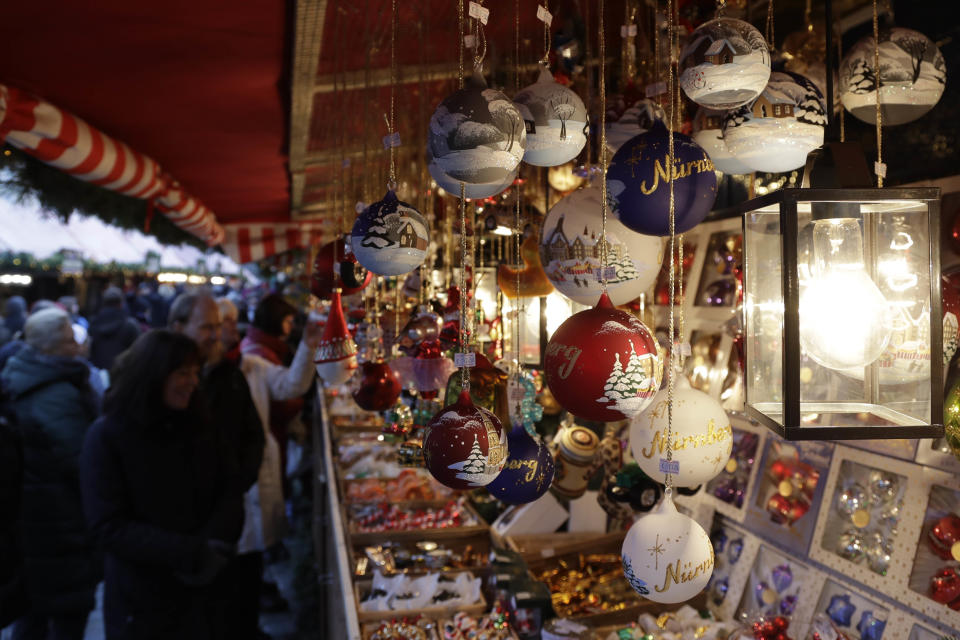 Solange sich in puncto Kitsch alle einig sind, eignen sich Weihnachtsmärkte hervorragend zur Integration (Bild: AP Photo/Matthias Schrader)