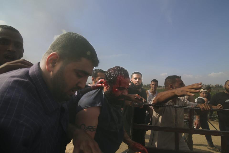 Un civil israelí capturado, en el centro, es trasladado por palestinos desde el kibutz de Kfar Azza hacia la Franja de Gaza el 7 de octubre de 2023. <a href="https://newsroom.ap.org/detail/IsraelPalestiniansPhotoGallery/8554ea55e3bc407280975c082dfde6f4/photo?Query=hamas%20gaza&mediaType=photo&sortBy=arrivaldatetime:desc&dateRange=Anytime&totalCount=10750&currentItemNo=207" rel="nofollow noopener" target="_blank" data-ylk="slk:AP Photo/Hatem Ali, File;elm:context_link;itc:0;sec:content-canvas" class="link ">AP Photo/Hatem Ali, File</a>