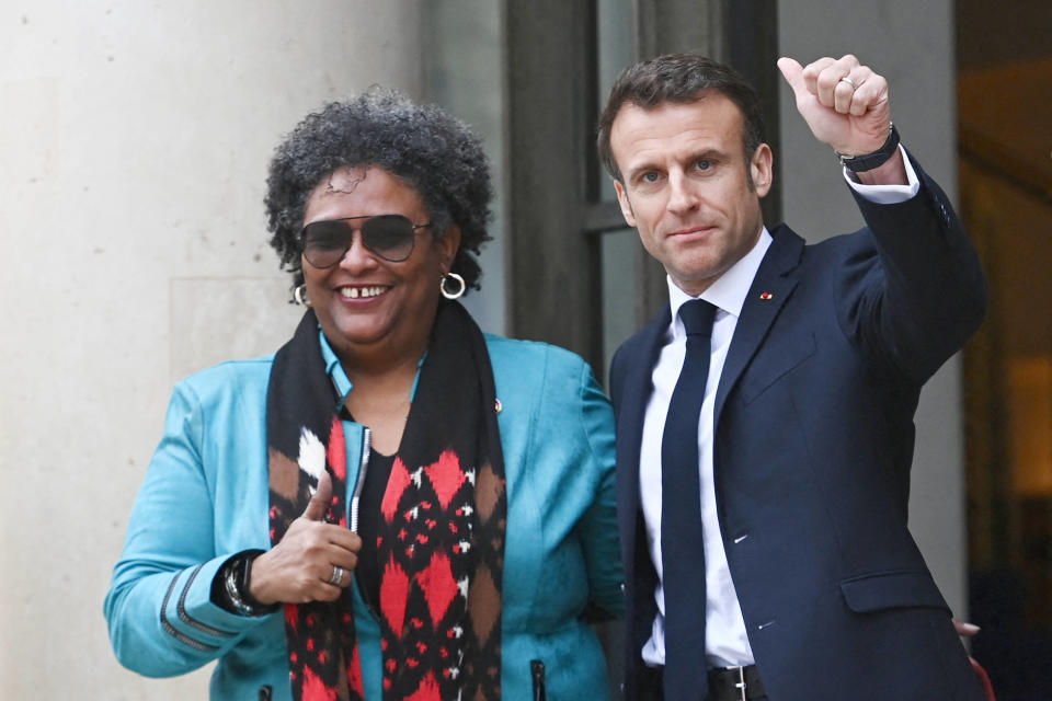 Emmanuel Macron et Mia Mottley, la Première ministre de la Barbade, sont les organisateurs du Sommet pour un nouveau pacte financier mondiale. Photo prise avant une réunion à l’Élysée, le 10 mars 2023. 