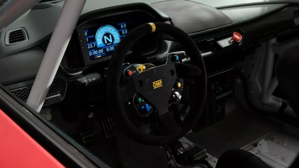 內裝配置完全賽道話，儀表也是配置上賽車使用的設計。
