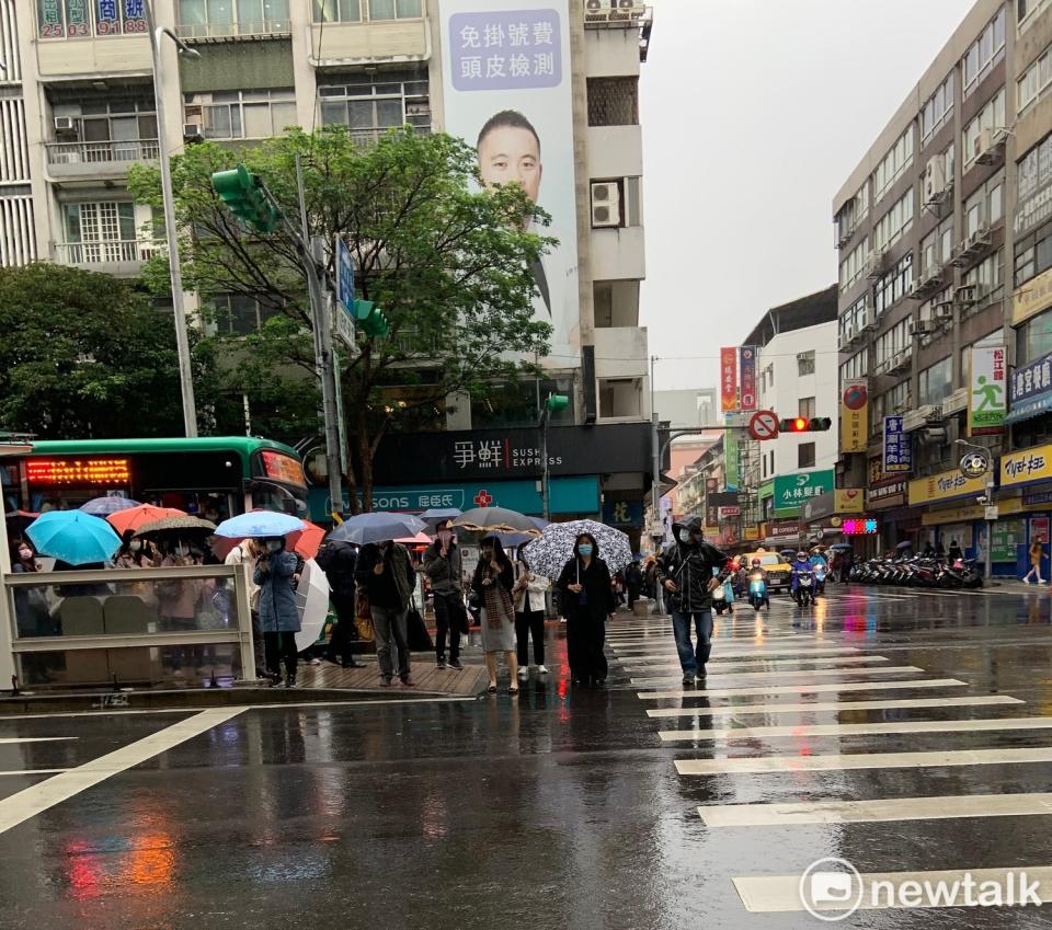 今天鋒面通過及東北季風增強，中部以北及東半部地區有局部短暫雨，其他地區也有零星降雨。   圖：張家寧／攝