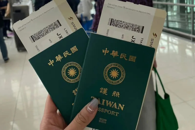 ▲睽違2年多不能出國的日子終於結束，台灣在今（13）日正式開放國門，帶動旅遊買氣爆發，行李箱、證件照拍攝成大熱門。（圖／記者張志浩攝）