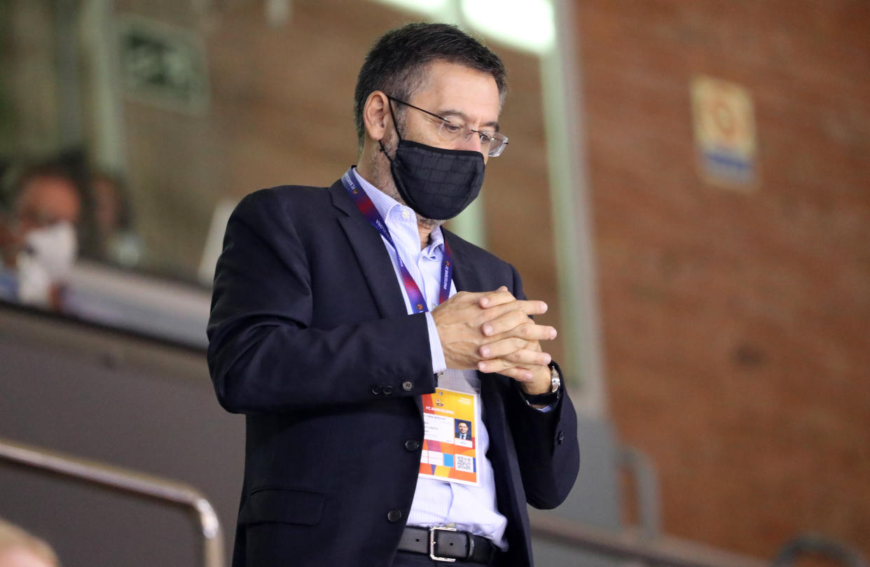 Josep Maria Bartomeu viendo un partido de baloncesto en el Palau Blaugrana