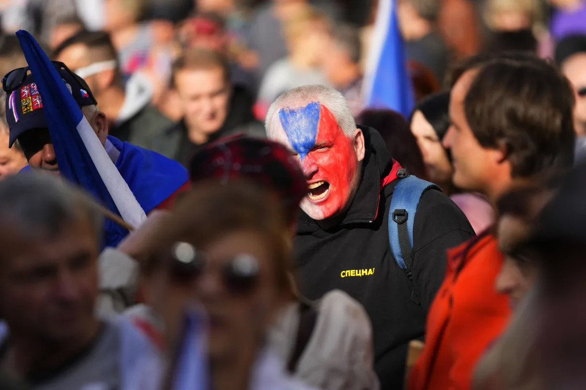 Czechs rally to demand resignation of pro-Western government - Yahoo News