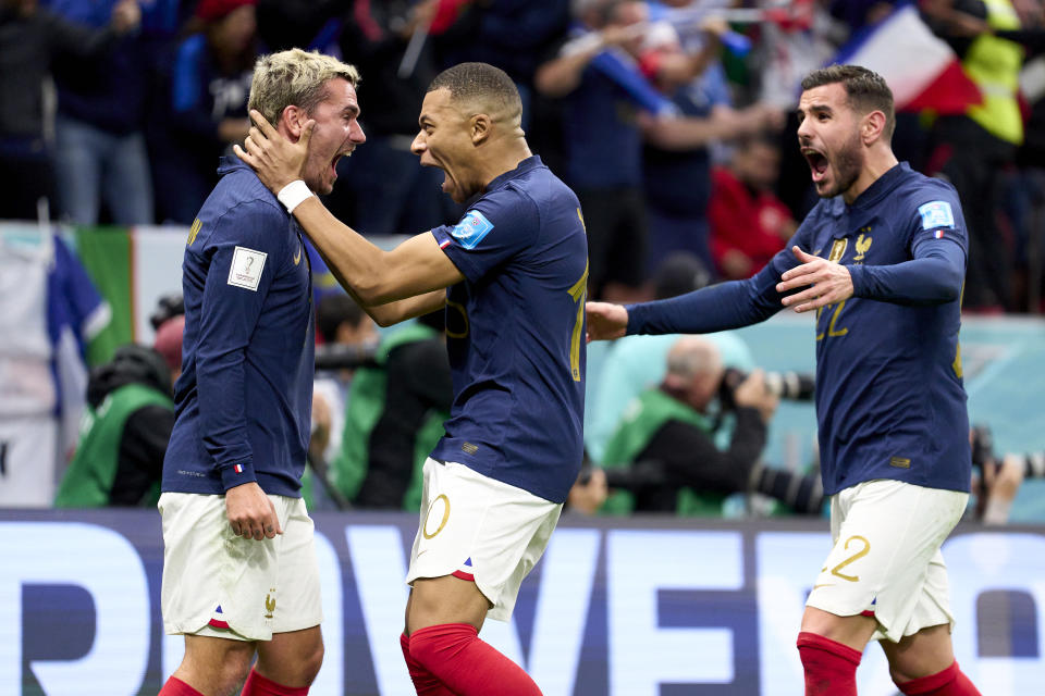 AL KHOR, QATAR - 10 DÉCEMBRE: Antoine Griezmann, Kylian Mbappe et Theo Hernandez de France célèbrent le deuxième but de leur équipe marqué par Olivier Giroud (pas dans le cadre) lors du match de quart de finale de la Coupe du monde du Qatar 2022 entre l'Angleterre et la France au stade Al Bayt le 10 décembre 2022 à Al Khor, Qatar .  (Photo de Juan Luis Diaz/Quality Sport Images/Getty Images)