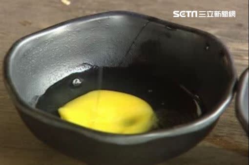 若雞蛋打開，蛋黃是散黃，代表雞蛋已不新鮮建議不要吃。