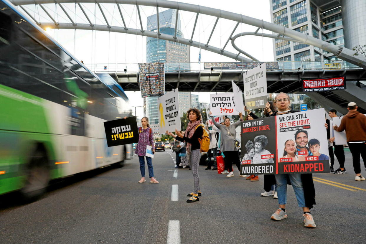 Manifestation le 21 novembre à Tel-Aviv pour réclamer la libération des otages détenus par le Hamas dans la bande de Gaza.  - Credit:AMIR COHEN / X02077 / REUTERS