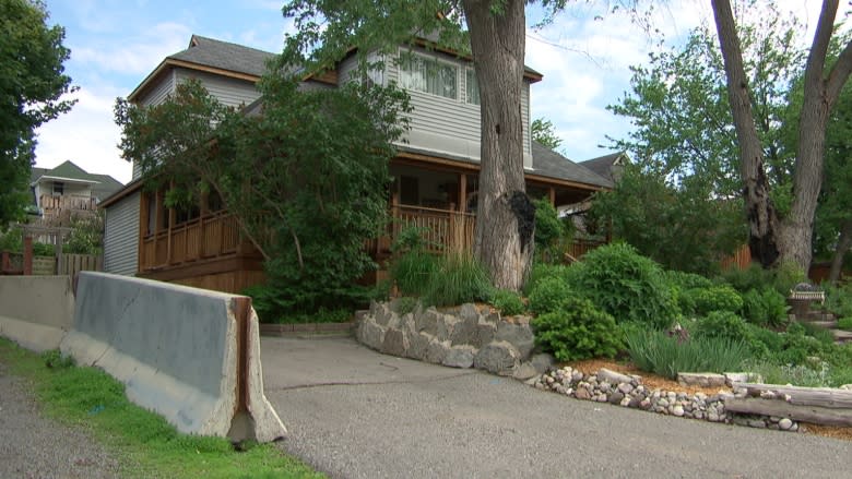 Ottawa neighbours pit against each other in bylaw war