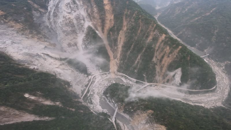 花蓮強震重創中橫公路，白沙橋路段空拍怵目驚心。（中央社資料照）