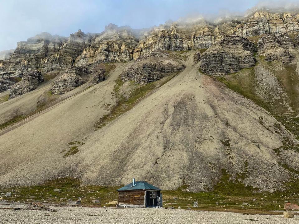 Cabin next to cliffs in Longyearbyen