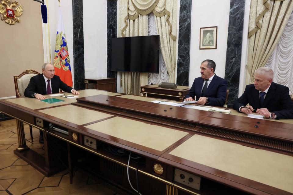 Wladimir Putin bei einem Treffen mit Junus-Bek Jewkurow (2.v.r.), Vizeverteidigungsminister von Russland, und Andrej Troschew (r) (Bild: Mikhail Metzel/Pool Sputnik Kremlin/AP/dpa)