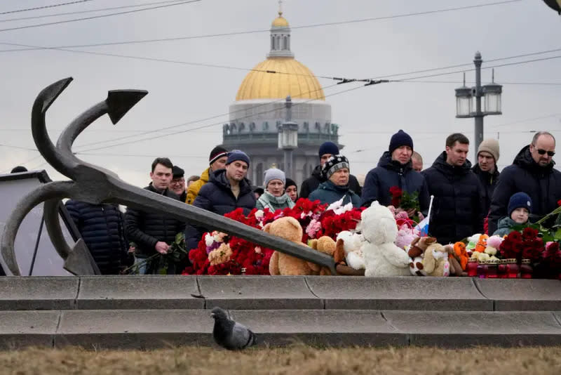 ▲圖為聖彼得堡，人們在自發性的紀念碑前獻花，以紀念莫斯科襲擊事件的受害者。（圖／美聯社／達志影像）