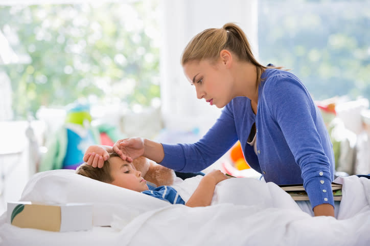 Si tu hijo tiene fiebre alta por varios días, concurre al médico de inmediato. – Foto: Tom Merton/Getty Images