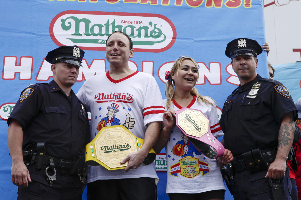 Joey Chestnut et Miki Sudo, en 2014 (Crédits Kena Betancur/Getty Images/AFP)