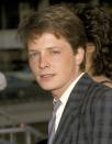 <p class=" text-justify">Michael J. Fox jouait dans la série « Sacrée Famille » mais c’est sans conteste le rôle du jeune Marty McFly qui l’a propulsé sur le devant de la scène. En 1985, à 24 ans, il incarne ce jeune héros désormais culte dans « Retour vers le futur », qui sera d’ailleurs nommé à l’oscar du meilleur film. Michael J. Fox était le second choix des producteurs : il a été appelé à la rescousse cinq semaines après le début du tournage pour remplacer en urgence Eric Stoltz qui ne collait finalement pas au rôle.</p><br>