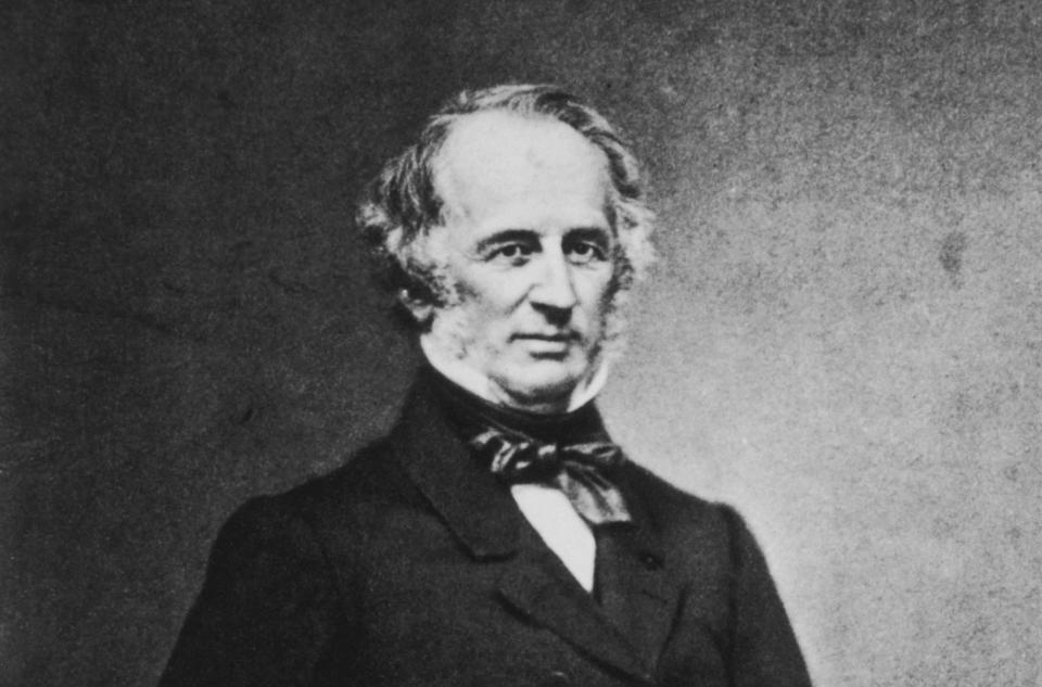 Cornelius Vanderbilt es uno de los empresarios más famosos de la historia de Estados Unidos y, de hecho, su apellido sigue hoy teniendo mucha influencia y existe una universidad en Nashville que lleva su nombre. Amasó su fortuna gracias a la construcción de vías ferroviarias y marítimas en el siglo XIX, la mayor parte de ellas en el tramo final de su vida, cuando llegó a tener 185 mil millones de dólares. (Foto: Hulton Archive / Getty Images).