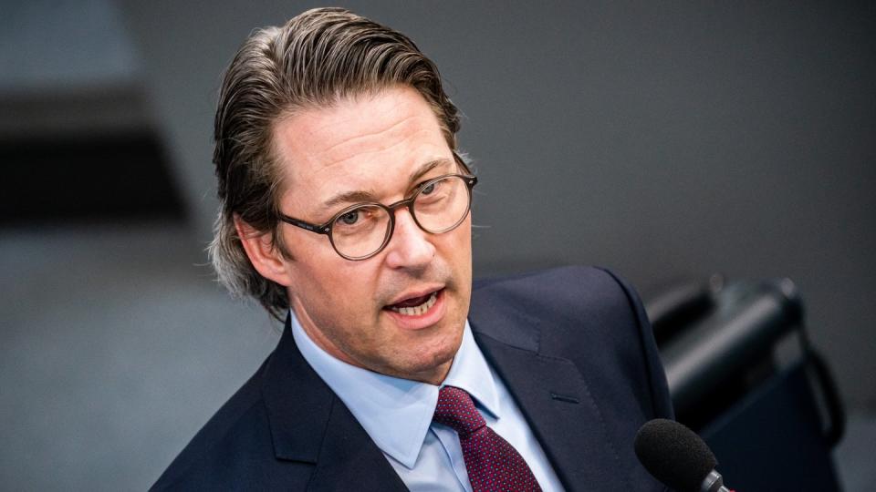 Bundesverkehrsminister Andreas Scheuer (CSU) plant Nothilfen für die schwer gebeutelte Busbranche.