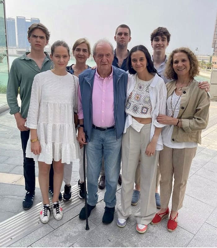 El rey Juan Carlos con sus hijas y sus nietos en Abu Dabi