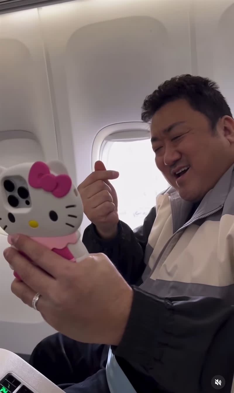馬東石曬出自己拿著Hello Kitty造型的手機殼的影片。（圖／翻攝自馬東石IG）
