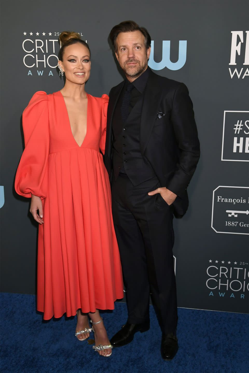 <p>Olivia Wilde and Jason Sudeikis strike a quick pose for the cameras together.</p>