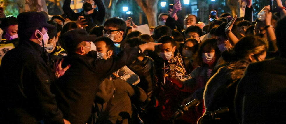 La population chinoise est descendue massivement dans la rue dimanche 27 novembre pour protester contre les nouvelles restrictions sanitaires.  - Credit:HECTOR RETAMAL / AFP