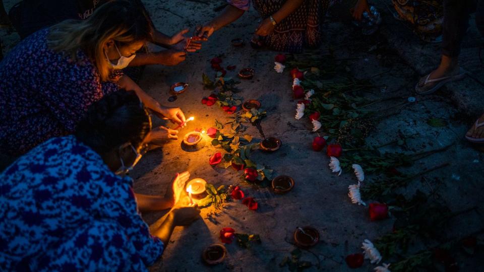 Frauen zünden während einer Zeremonie in Yangon Kerzen an, um den Opfern zu gedenken, die bei Massendemonstrationen gegen die Junta getötet wurden.