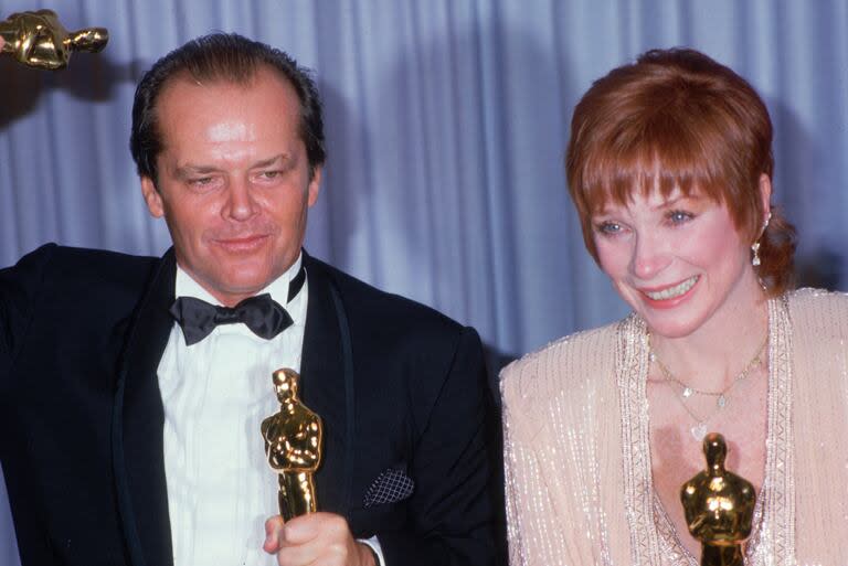 Jack Nicholson y Shirley MacLaine posan con sus estatuillas en los premios Oscar 1984 