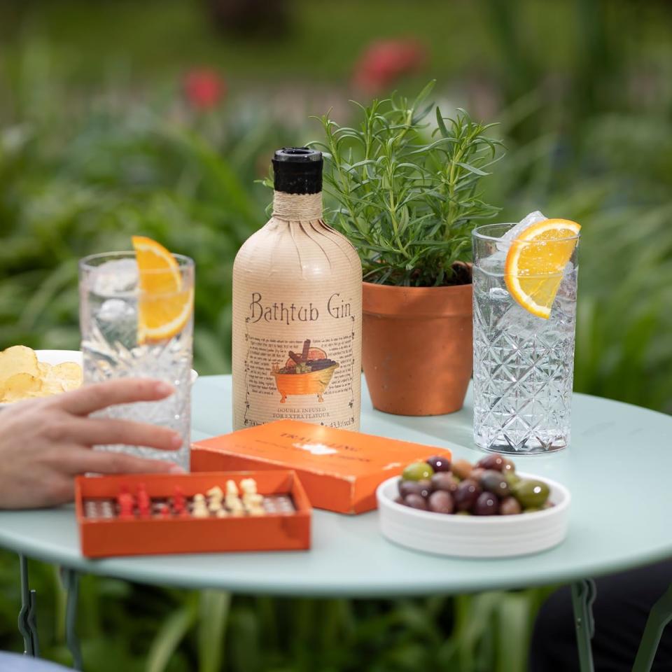 Es ist zwar Winter, aber den Sommer kann man sich mit tollen Gin- und Whisky-Angeboten bei Amazon trotzdem ins Haus holen (Bild: Amazon)