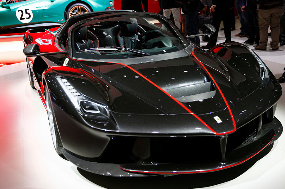 <p><b>Modelli speciali e personalizzazioni</b>. La Ferrari punta sempre di più alla personalizzazione dei modelli, oltre a una evidente maggiore aggressività delle linee. A crescere di più sono state le vendite dei modelli a otto cilindri. (Photo by Chesnot/Getty Images) </p>