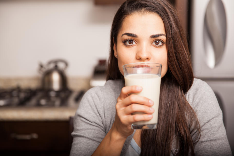 A pesar de su alto valor nutricional, el consumo excesivo de leche de vaca puede ocasionar problemas de salud. (Foto: Getty Creative)