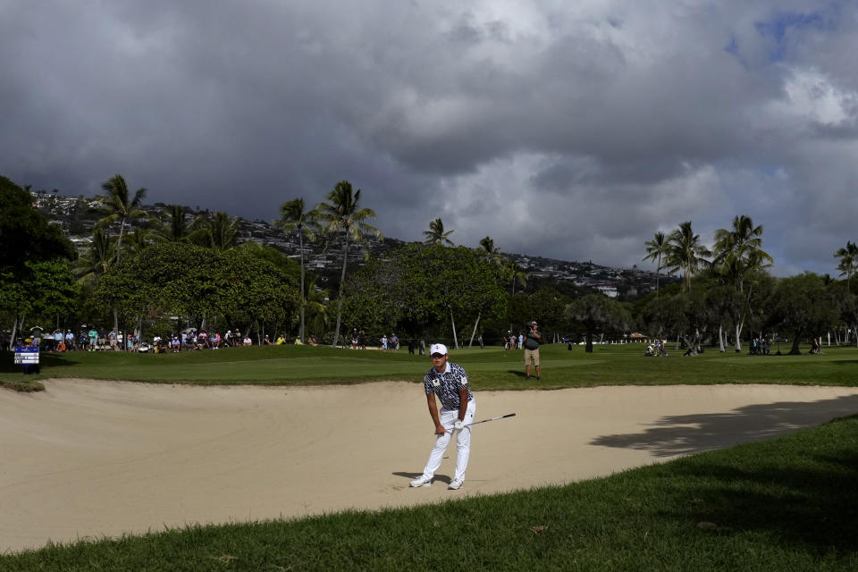 Si Woo Kim watches his shot from the bunker along the 18th fairway during the final round of the Sony Open golf tournament, Sunday, Jan. 15, 2023, at Waialae Country Club in Honolulu. (AP Photo/Matt York)