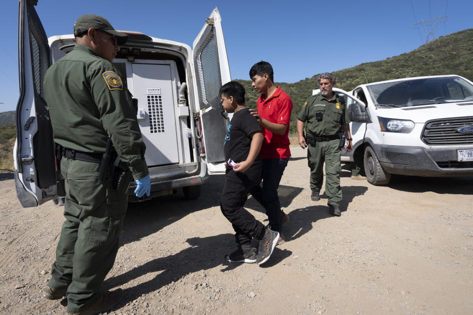 Agentes de la Patrulla Fronteriza de Estados Unidos con un grupo de migrantes cerca de Dulzura, California, el 5 de junio de 2024. (Foto AP/Gregory Bull)