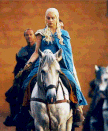 <p class=" text-justify">Dans « Game of Thrones », les femmes ne sont pas mises de côté. Mais parmi elles, Daenerys Targaryen tire largement son épingle du jeu. Belle, forte et magnanime, la protagoniste incarnée par l’actrice Emilia Clarke prend de l’assurance, grâce à la confiance que ses sujets lui prêtent.</p><br>