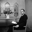 <p>Billy Graham meditates in the chapel in the New York Hotel for Guidance on Oct. 25, 1957. (Photo: AP) </p>
